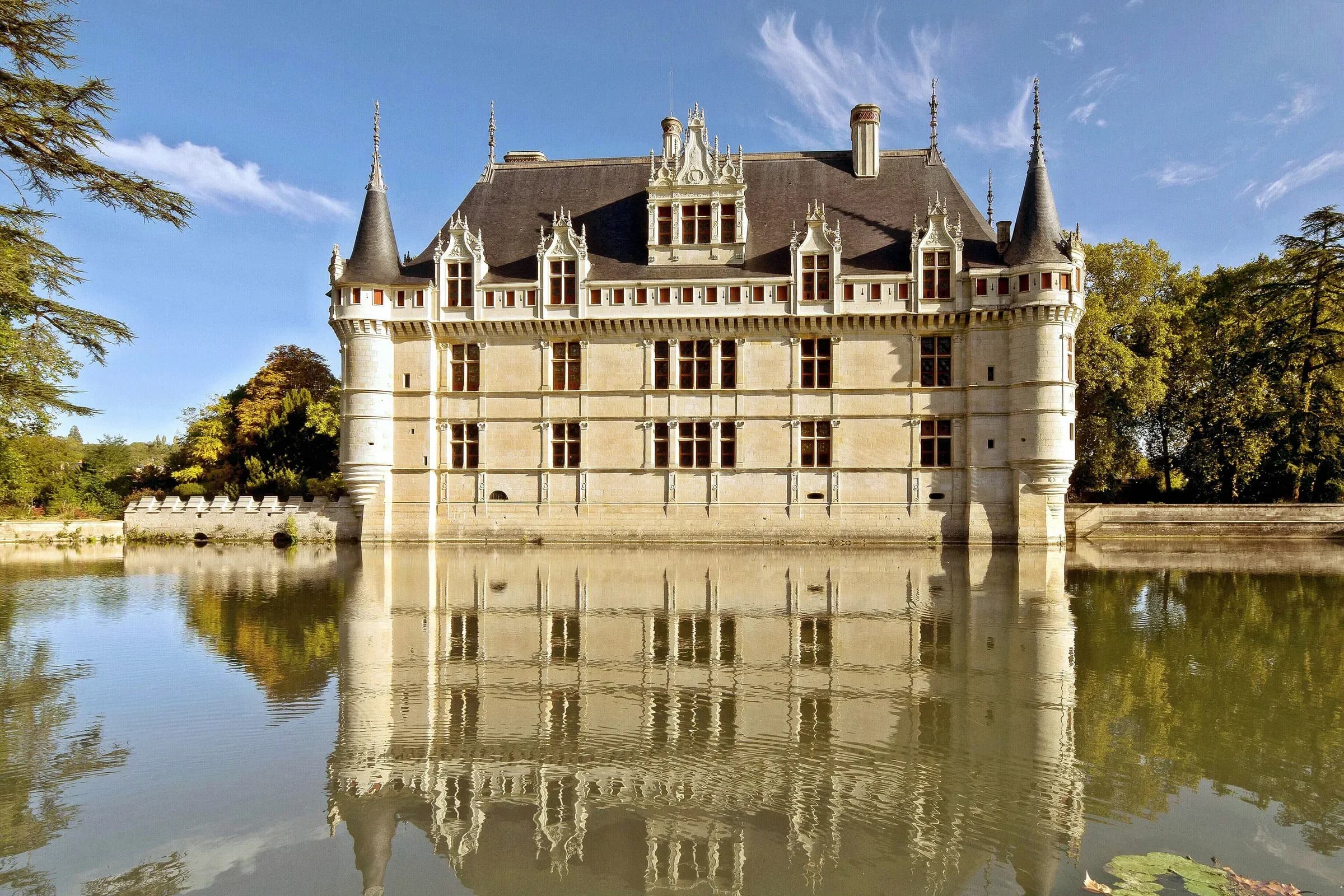 Château d'Azay-le-Rideau reflété dans son miroir d'eau, sous un ciel bleu