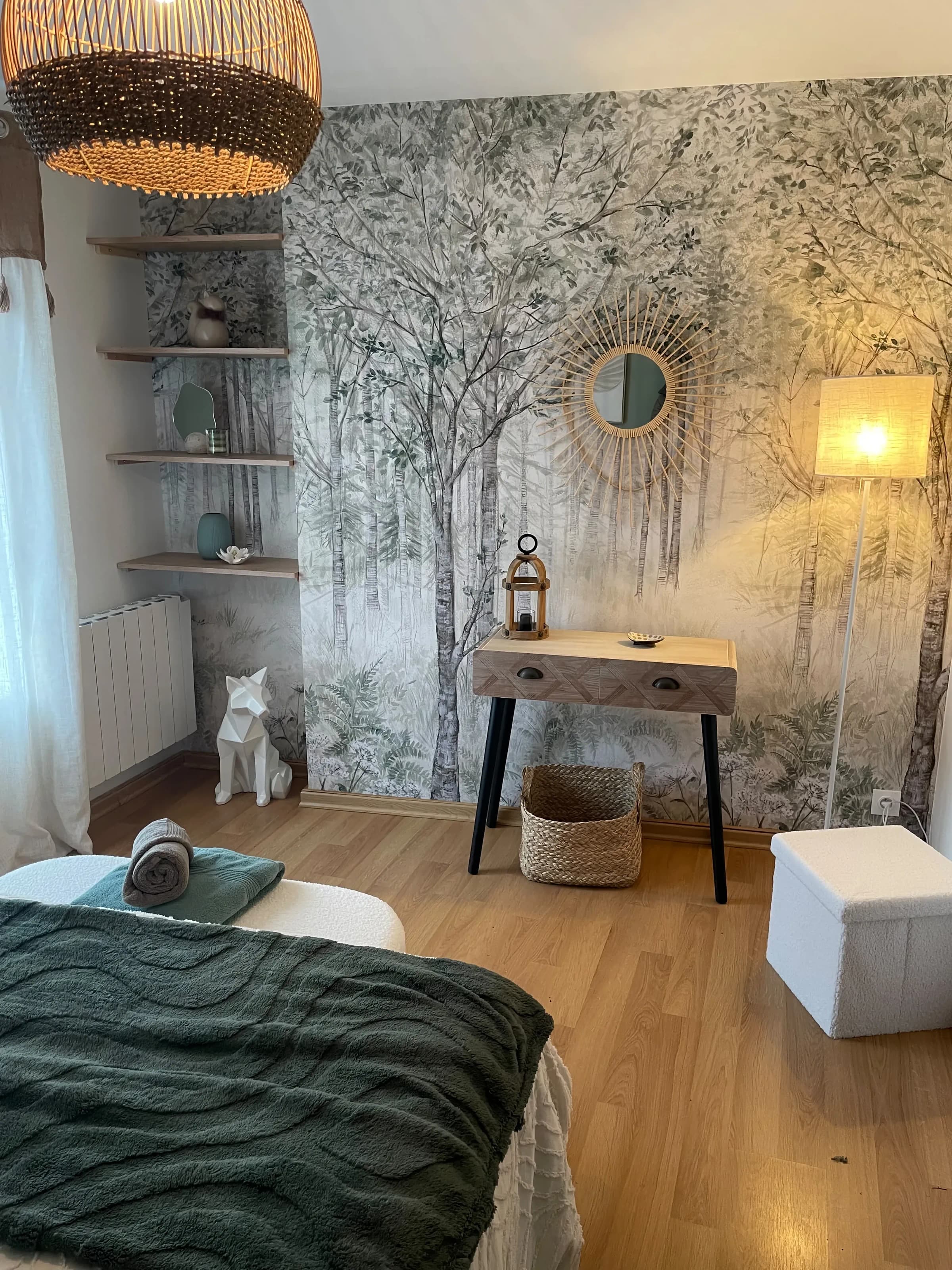 Chambre 1, vue d'ensemble, papier peint forêt