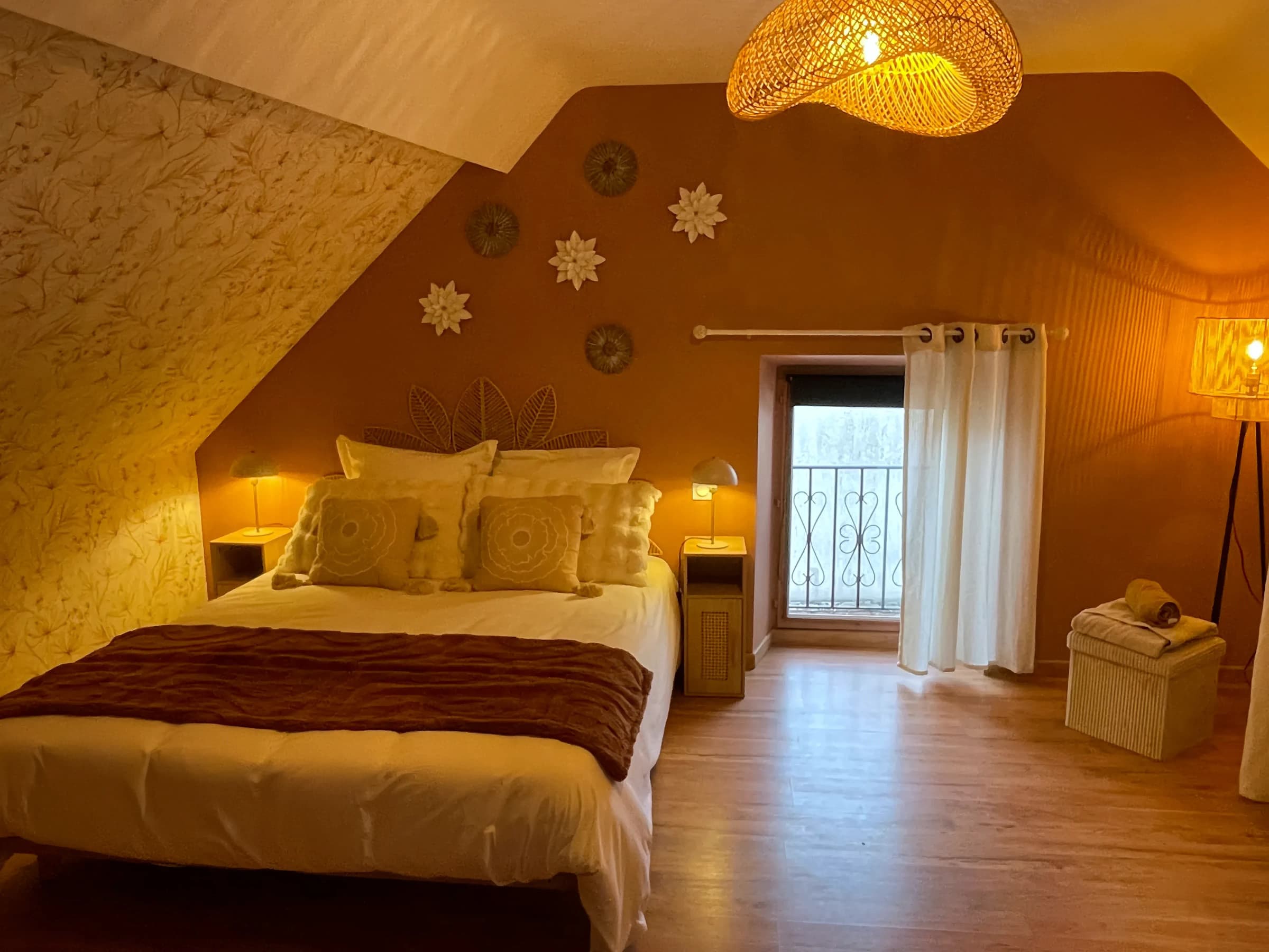 Chambre 2, lit double sous les combles, tons terracotta