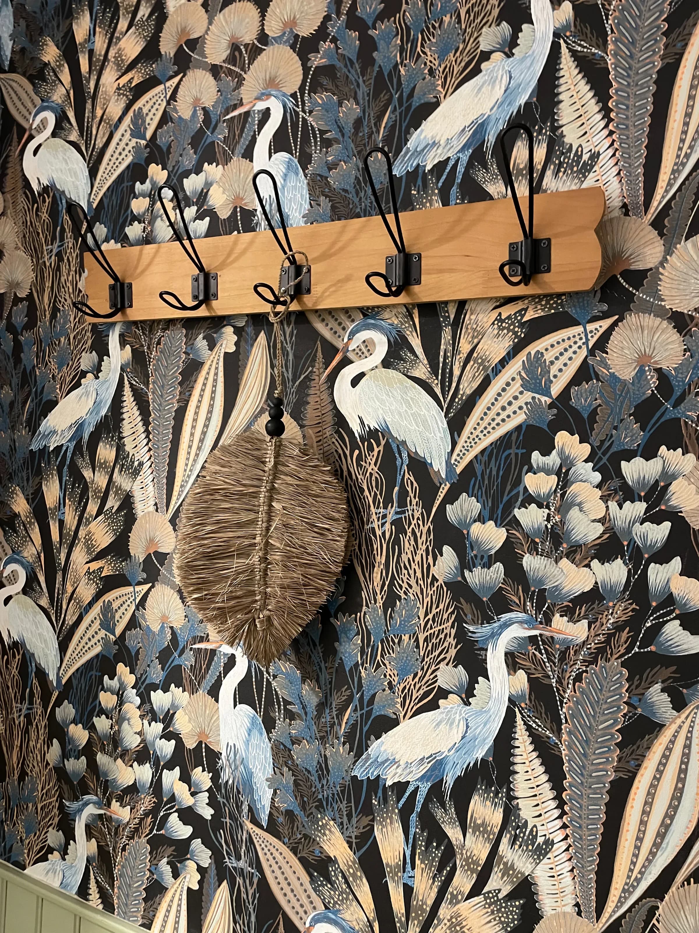 Entrée avec porte-manteau et papier peint hérons