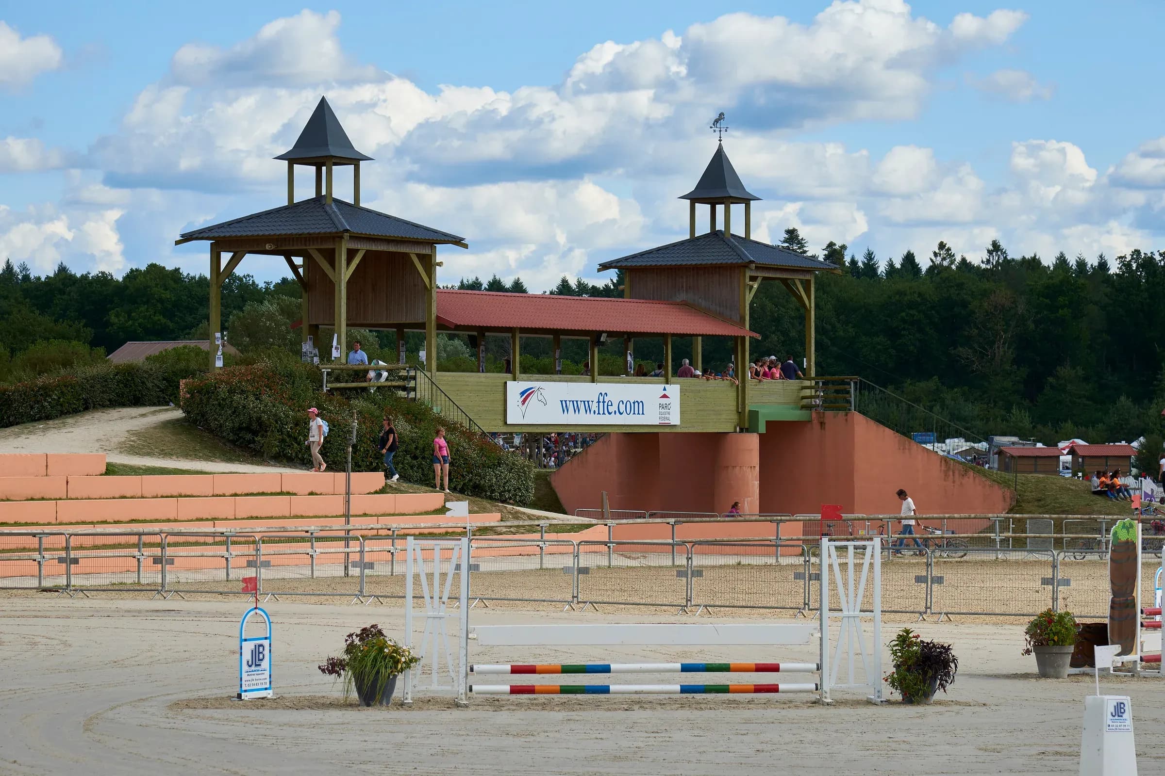 Piste de saut d'obstacles et tribune en bois du parc équestre fédéral de Lamotte-Beuvron
