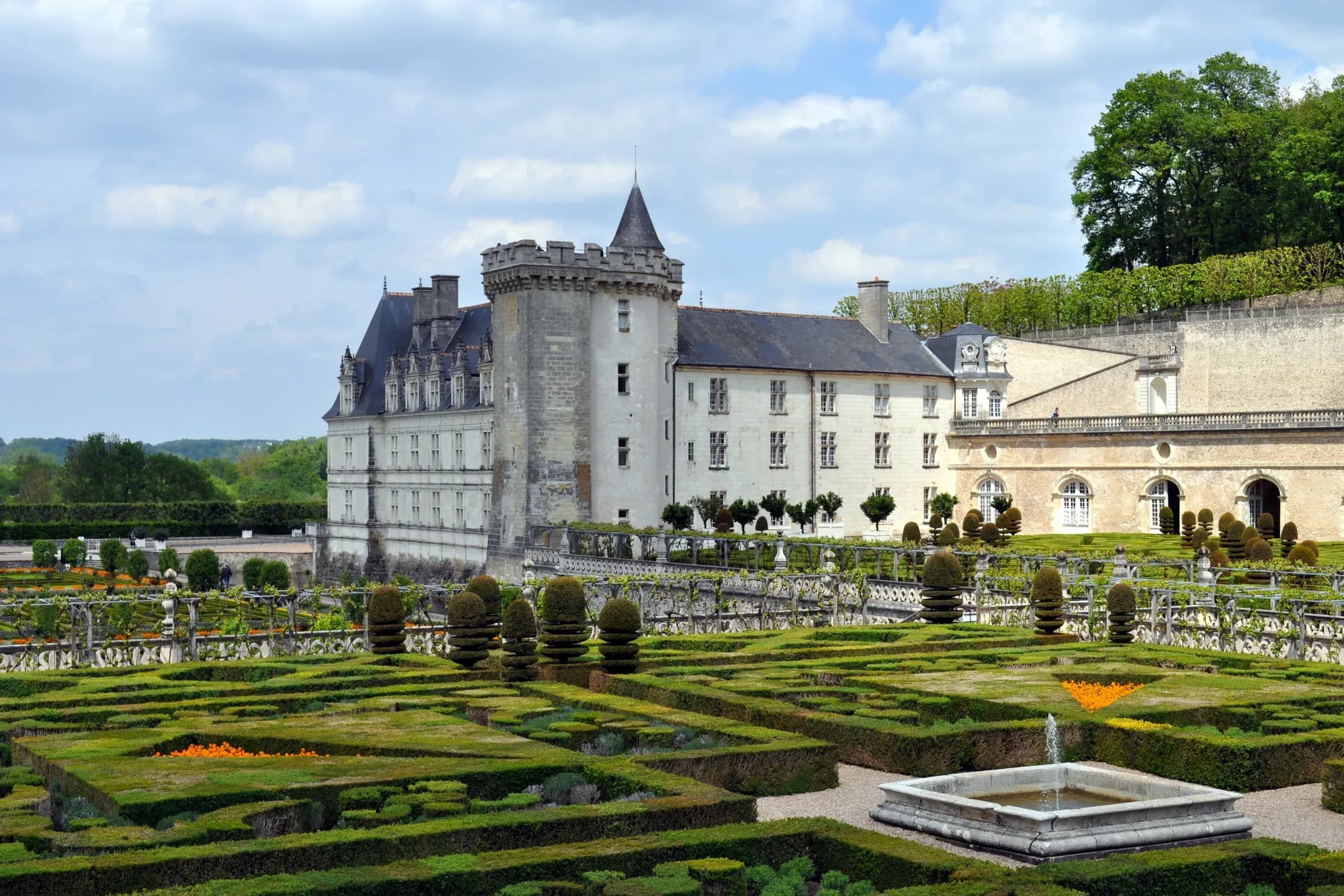 Château de Villandry et son donjon au-dessus des buis taillés du jardin d'ornement
