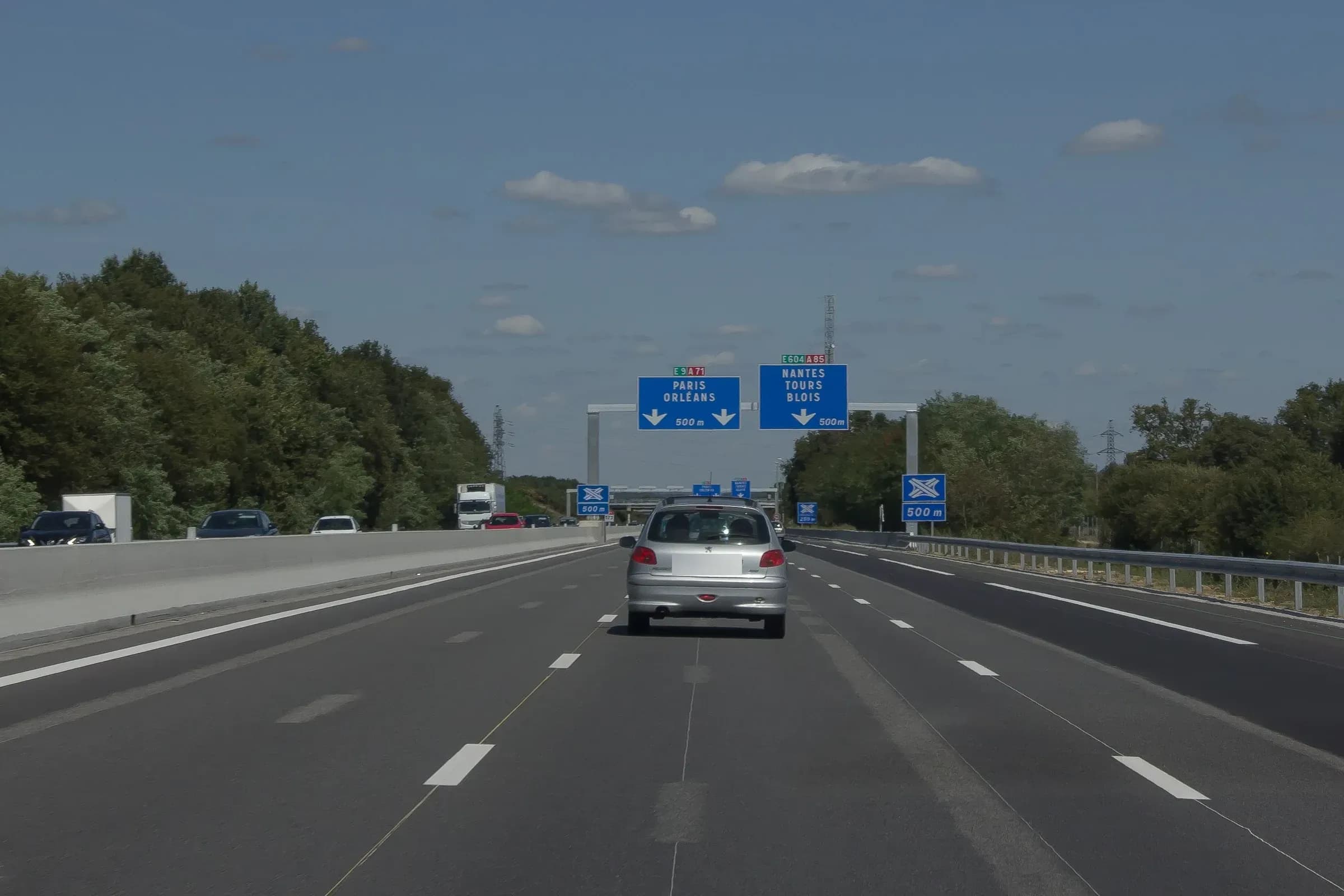 Autoroute A71 à l'approche de la bifurcation vers l'A85, sous les panneaux Paris Orléans et Nantes Tours Blois