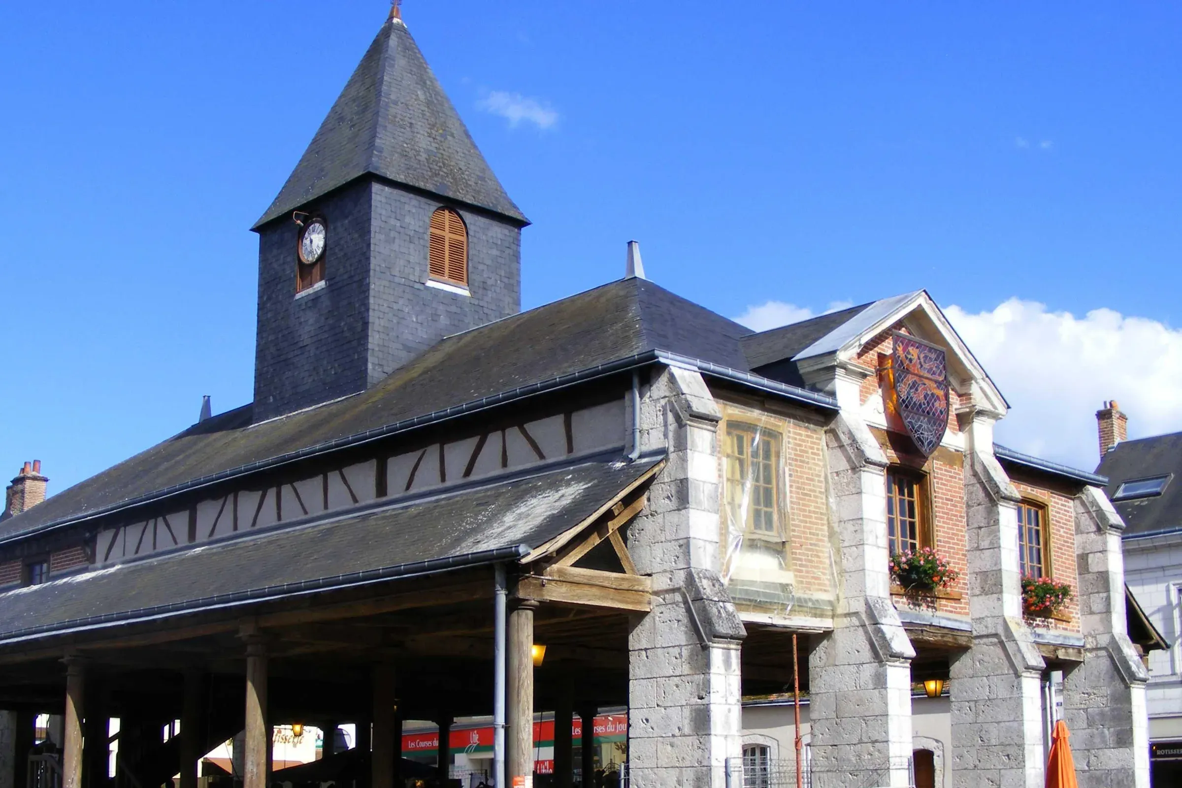 Vieille halle en bois de Bracieux et son clocheton d'ardoise sous un ciel bleu