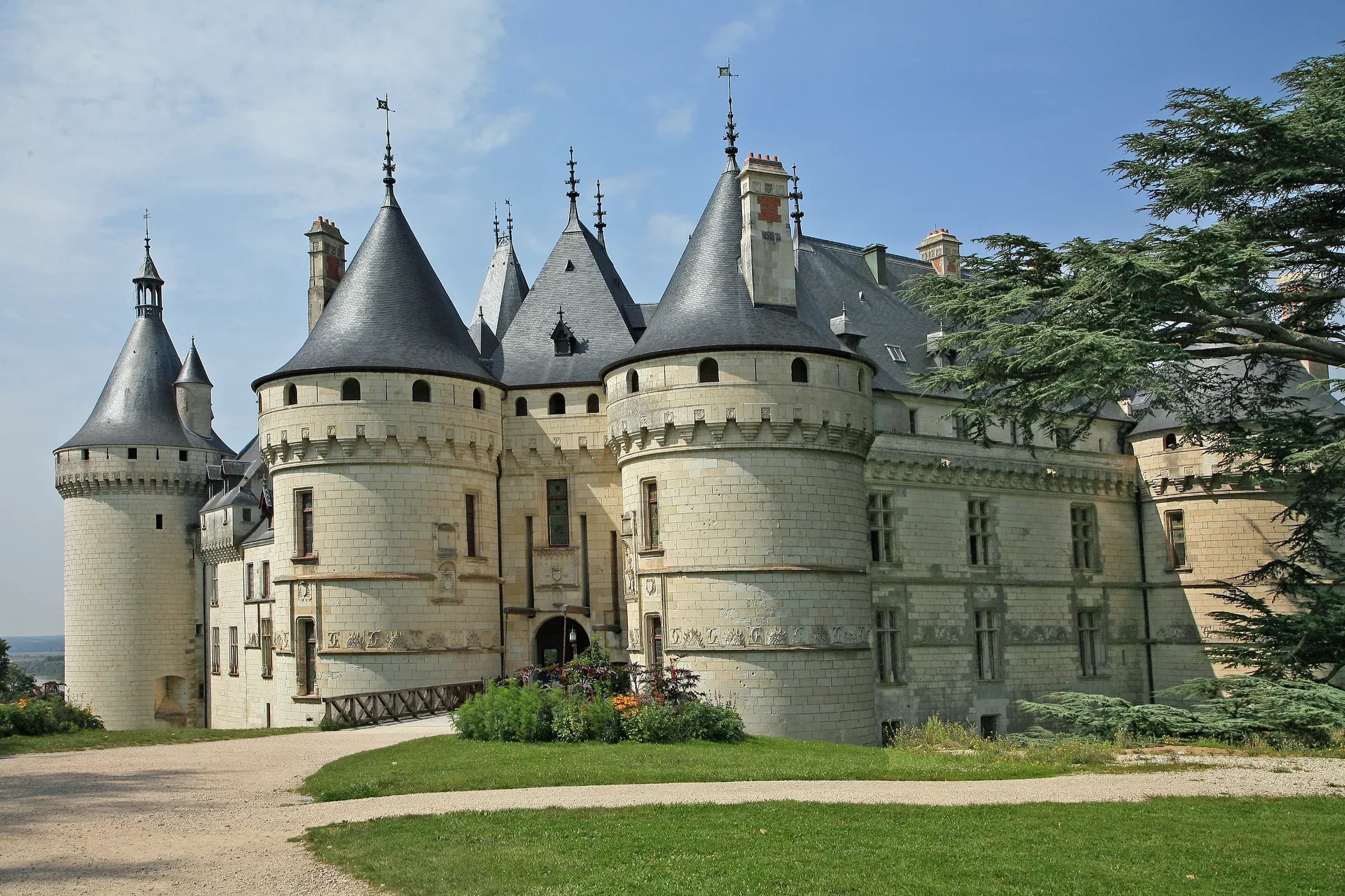 Tours rondes à toits coniques du château de Chaumont-sur-Loire, au soleil sous un ciel bleu