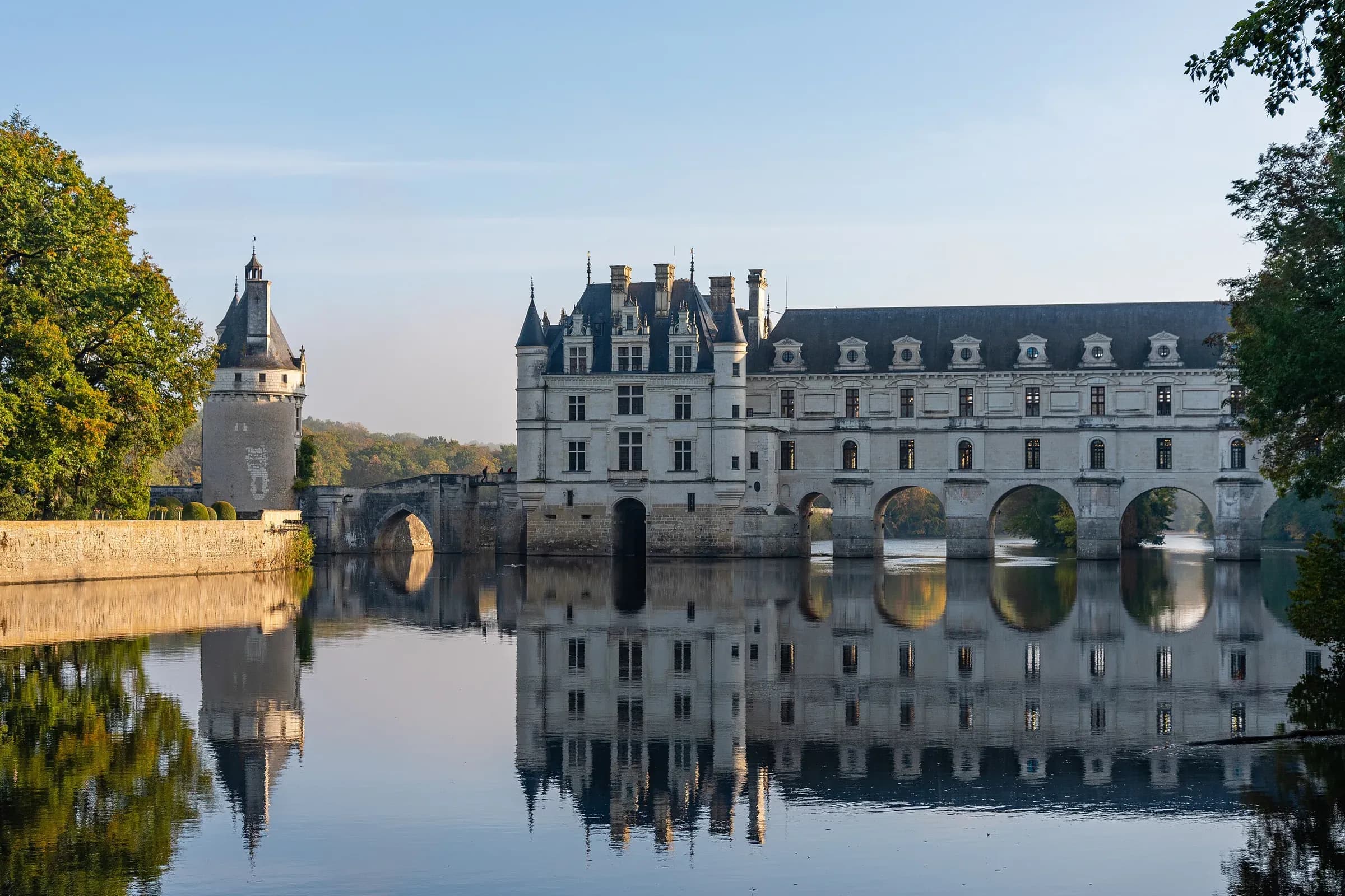Château de Chenonceau et tour des Marques reflétés dans le Cher, à la lumière du matin