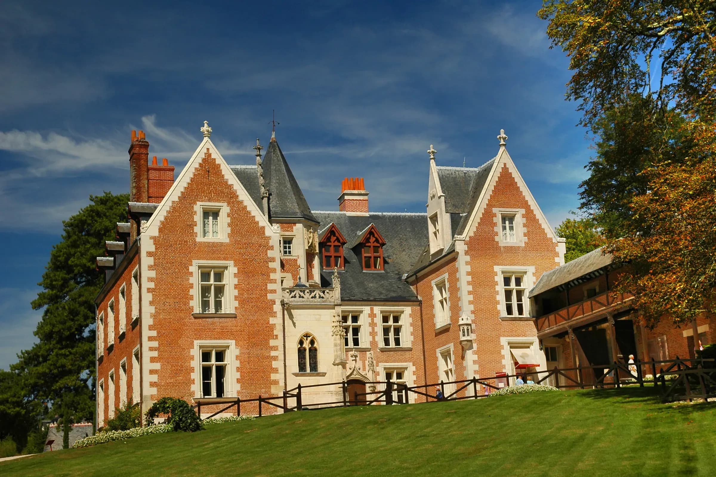 Façade de brique rose et de tuffeau du château du Clos Lucé à Amboise, côté parc