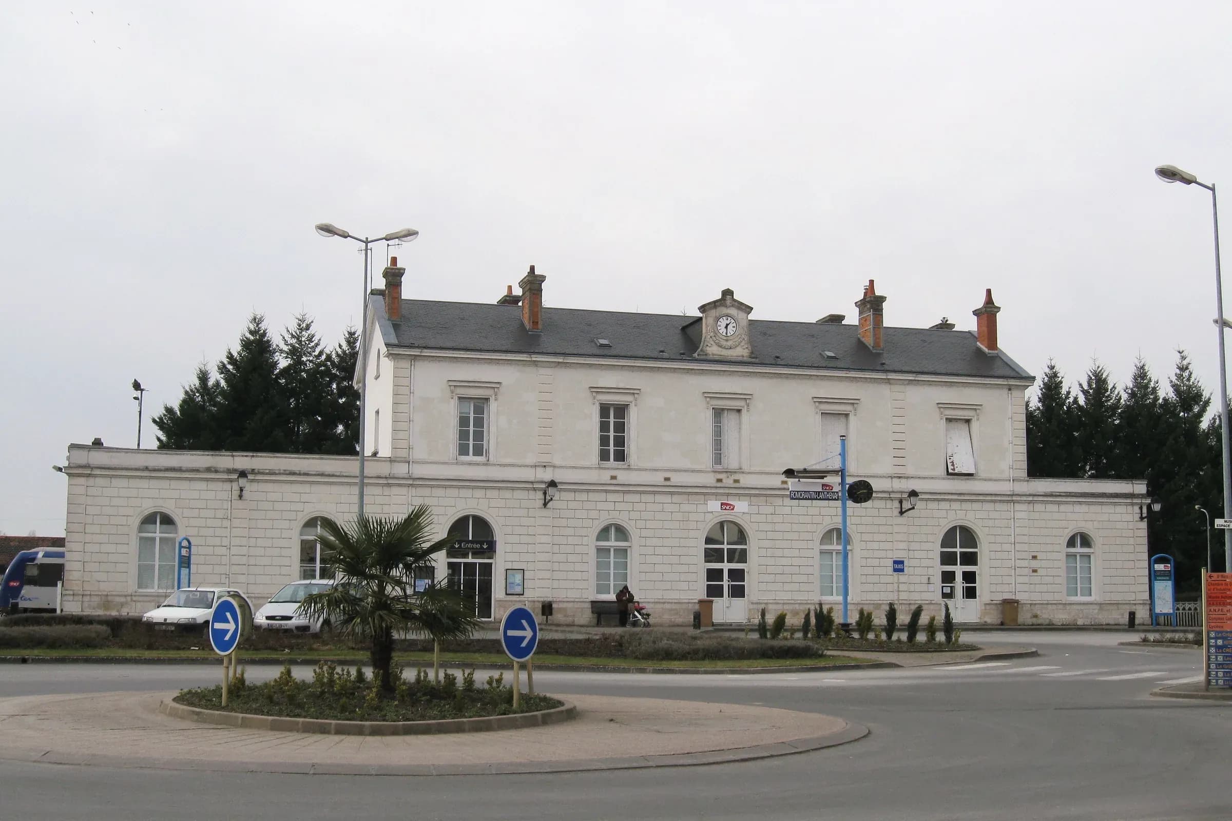 Passenger building of Romorantin-Lanthenay station and its roundabout