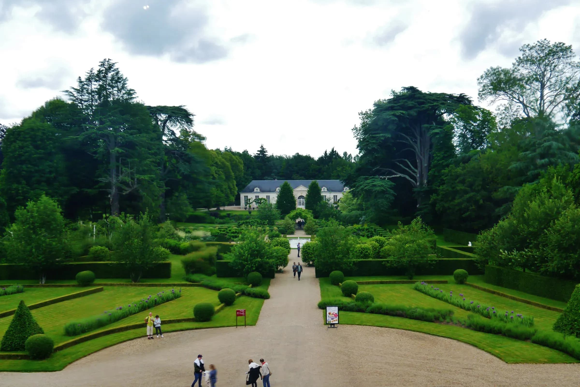 Jardins et allée menant à l'orangerie, dans le parc du château de Cheverny