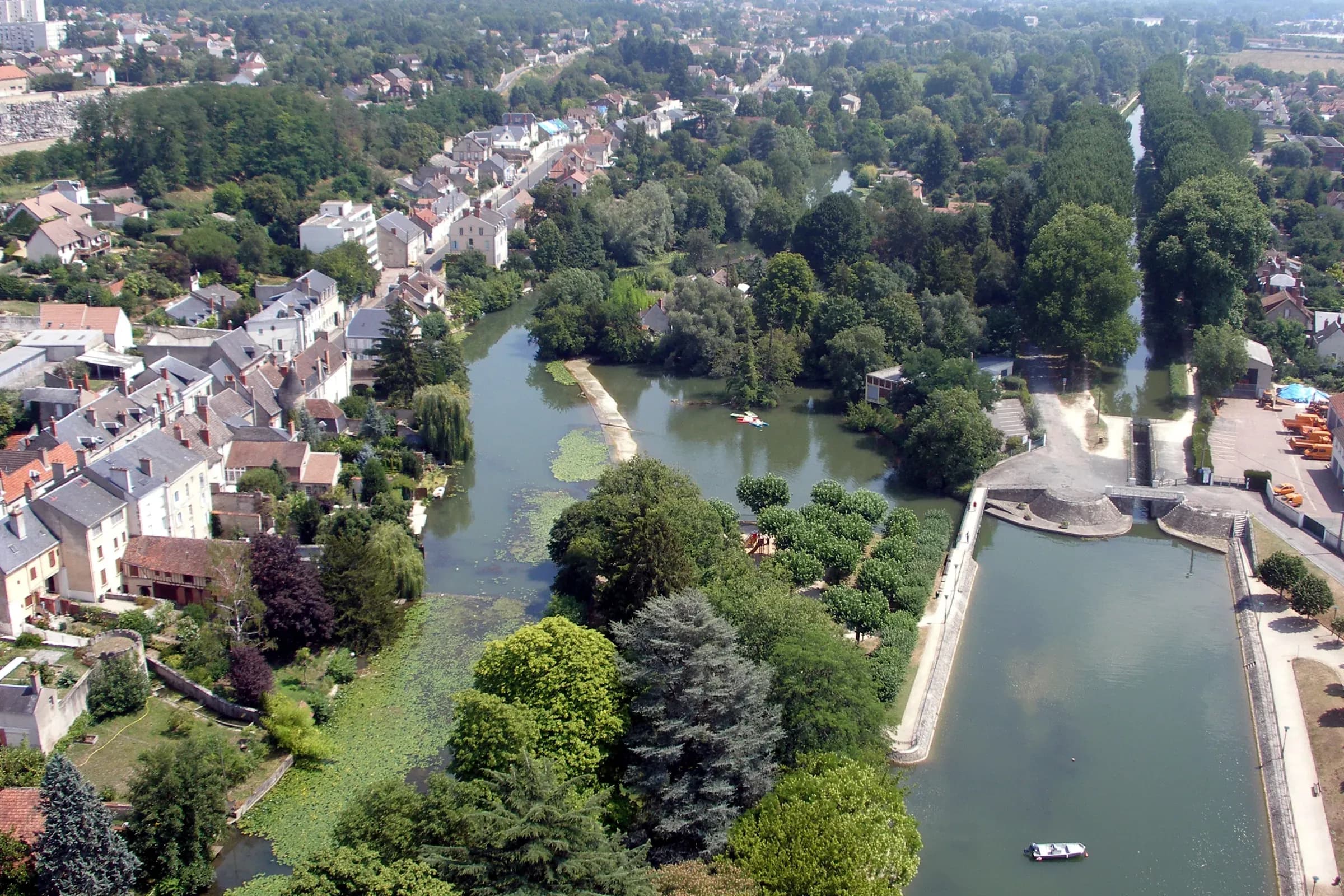 Vierzon vue du ciel : le Cher, le canal de Berry et les toits du centre