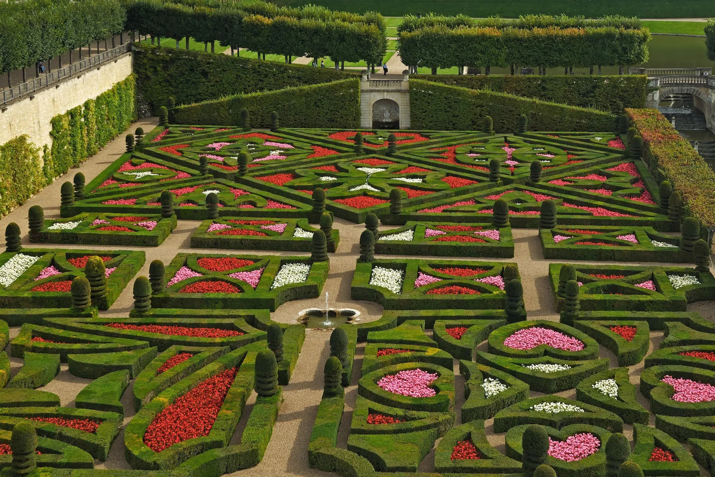 Broderies de buis et massifs rouges et roses des jardins du château de Villandry