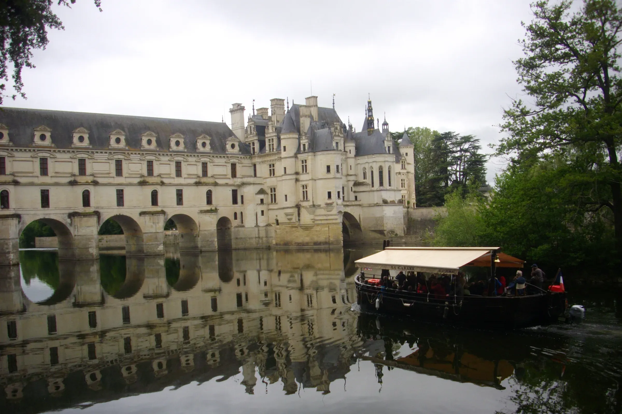 Excursion boat on the Cher at the foot of the gallery of the Château de Chenonceau