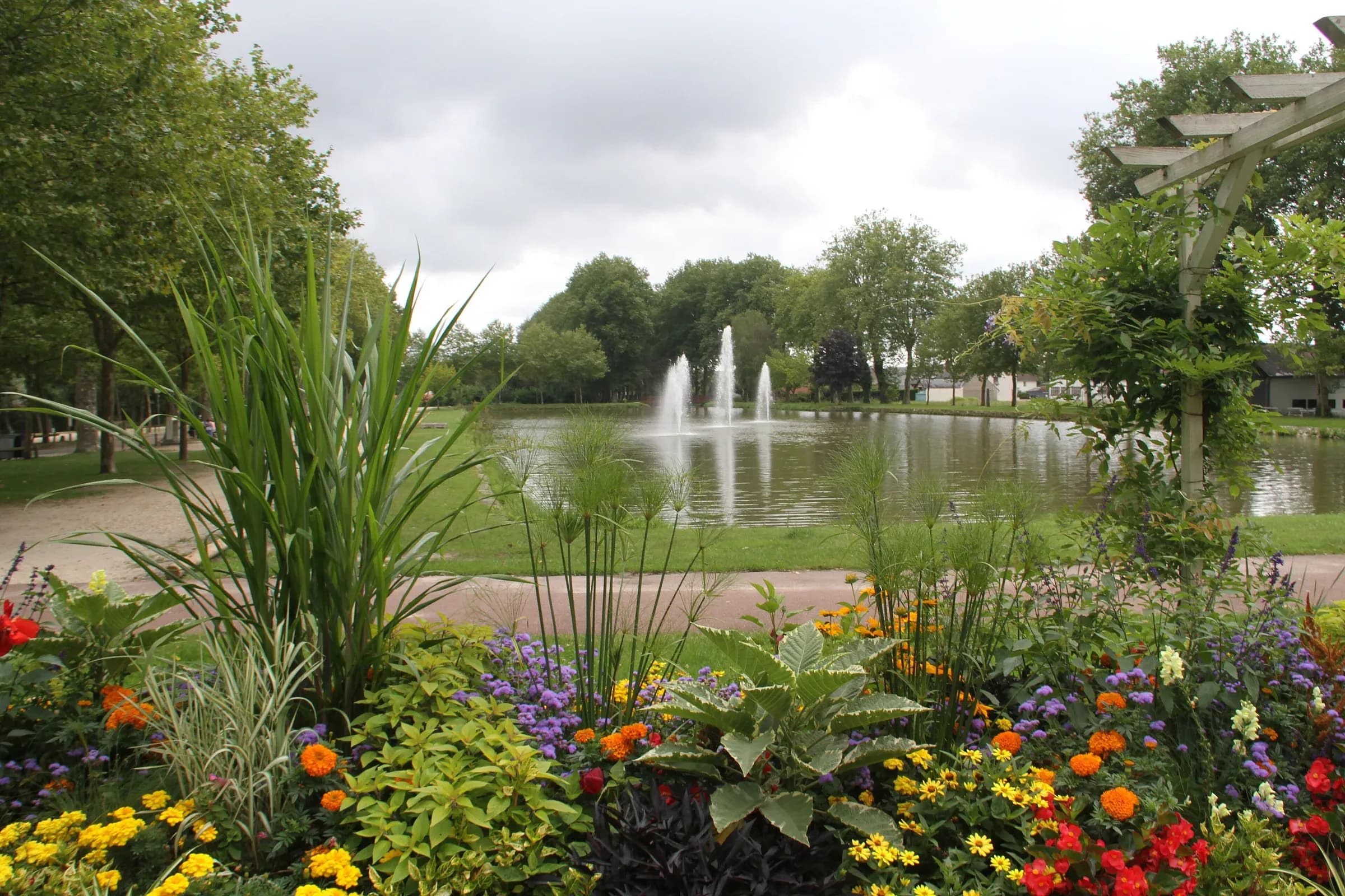 Bassin du canal de la Sauldre à Lamotte-Beuvron, jets d'eau et massifs fleuris