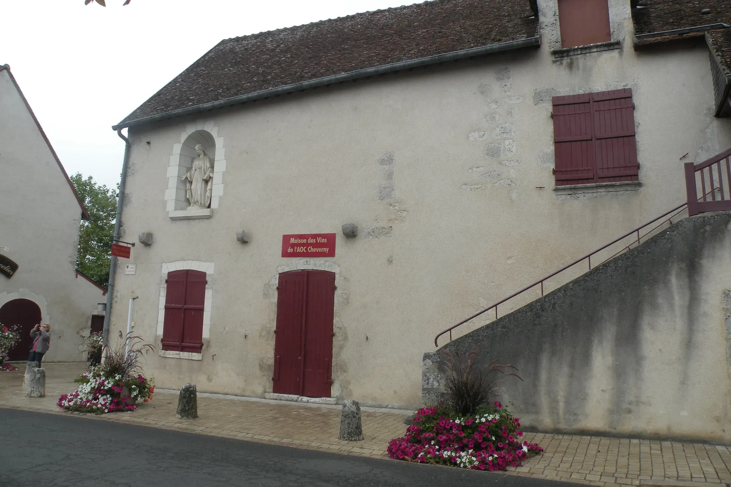 Façade de la Maison des vins de Cheverny, volets rouges et escalier de pierre, au cœur du village