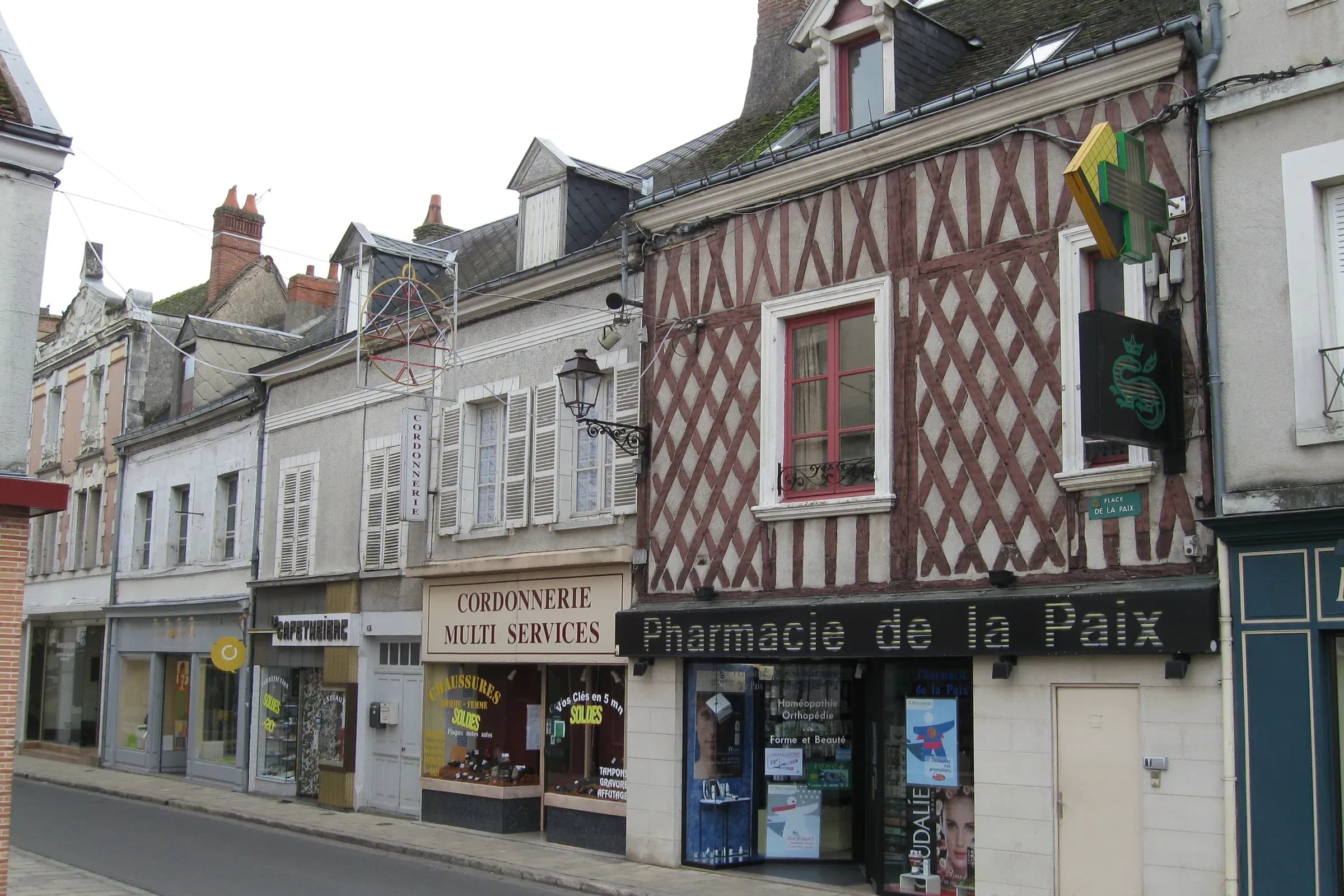 Maison à pans de bois et commerces de la rue du Maréchal-de-Lattre-de-Tassigny, à Romorantin-Lanthenay