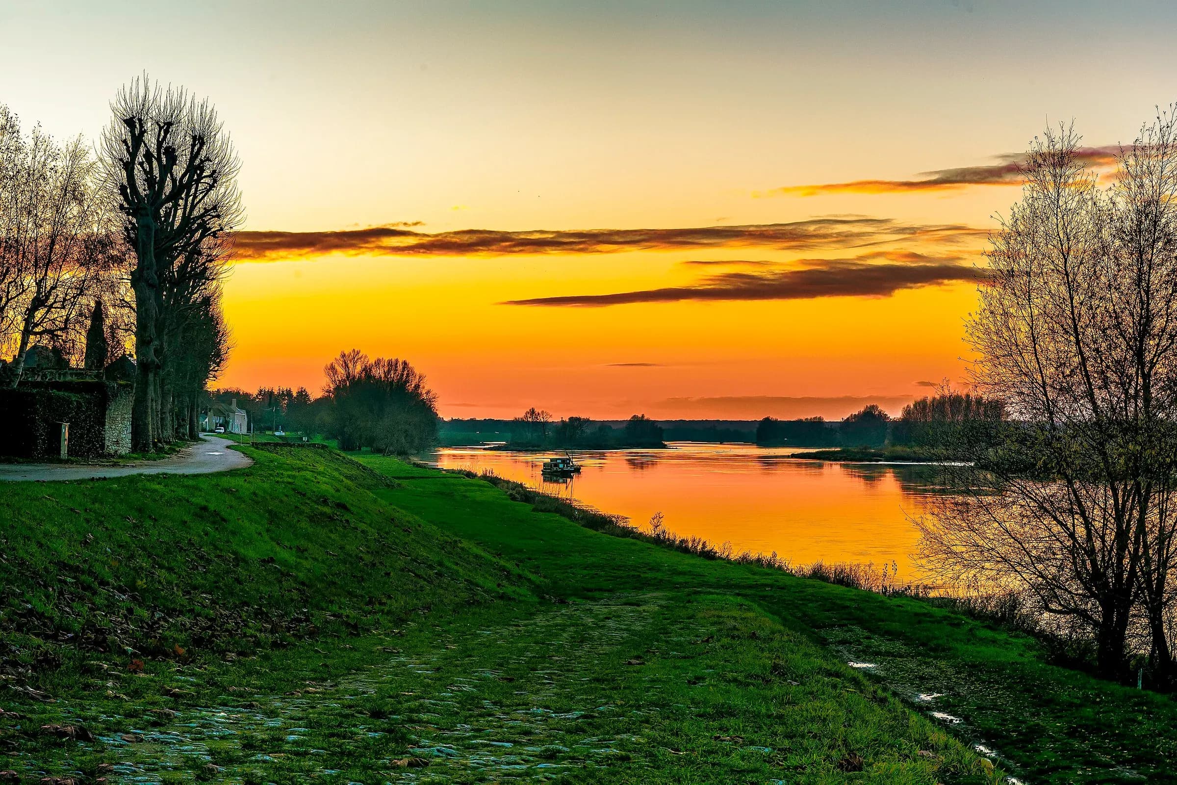 Coucher de soleil orange sur la Loire à Saint-Dyé-sur-Loire, depuis la levée