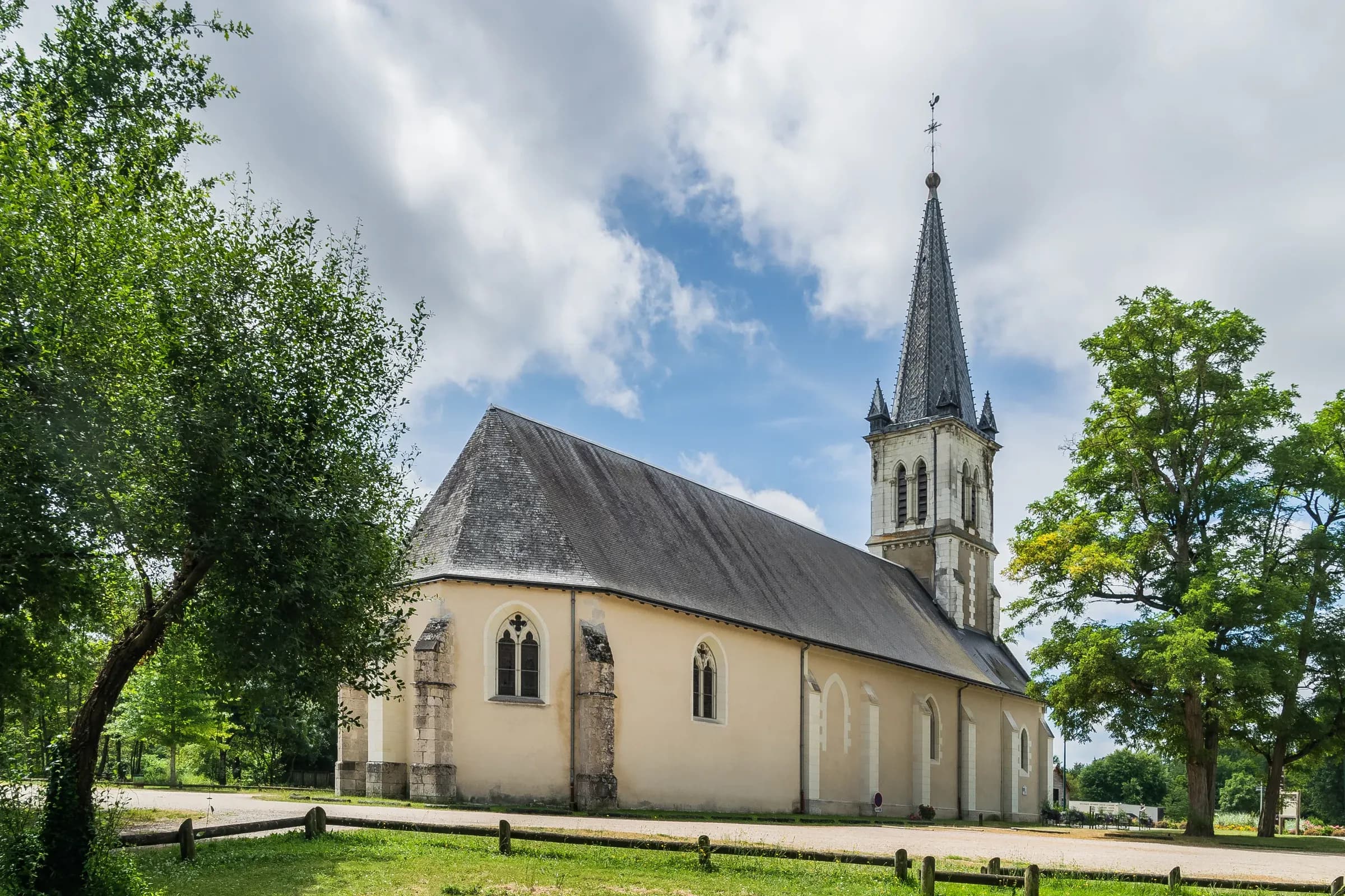 Église Saint-Nicaise de Bracieux et son clocher entre les arbres