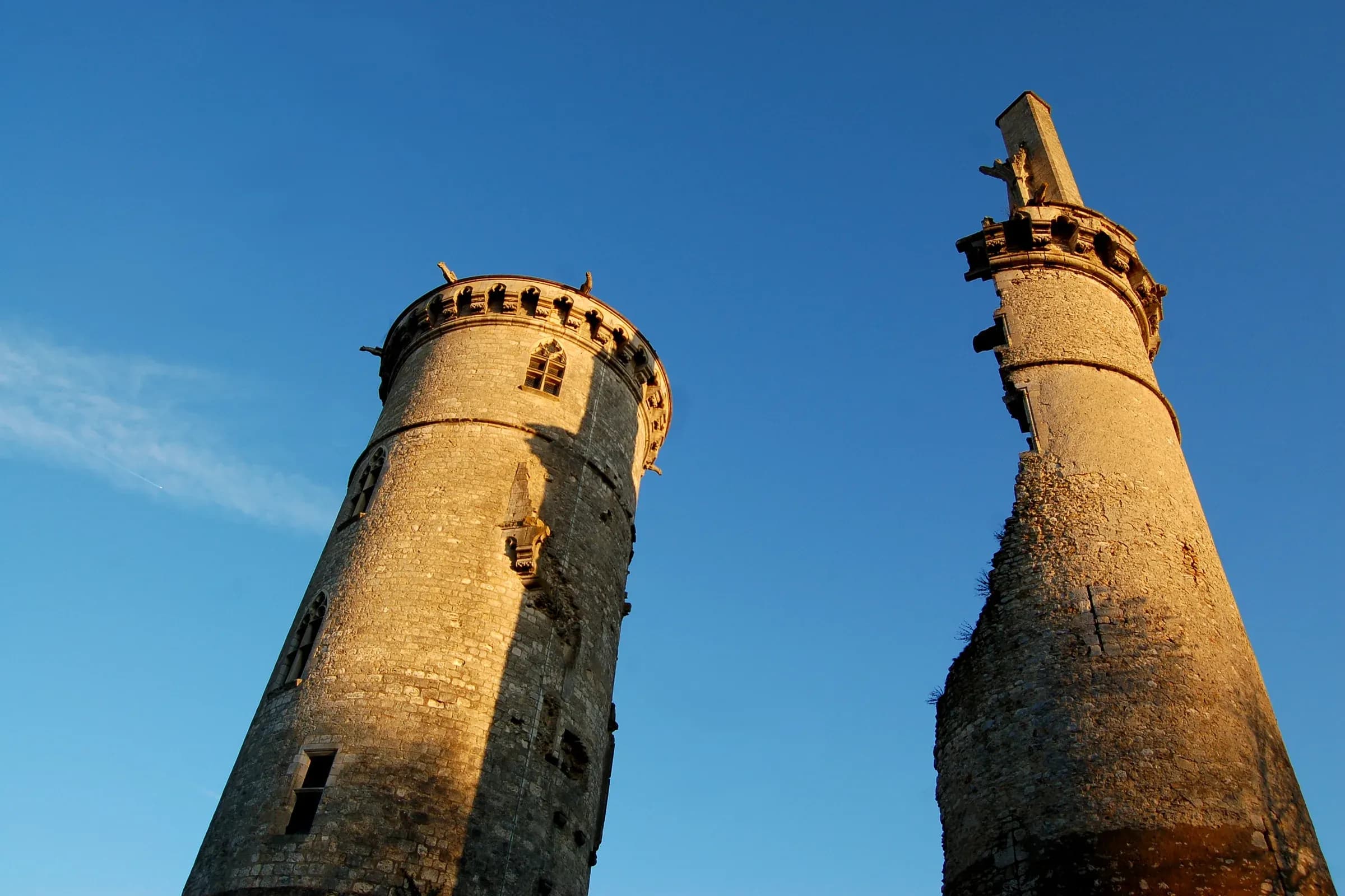 Tours du château de Mehun-sur-Yèvre dorées par le soleil sur un ciel bleu