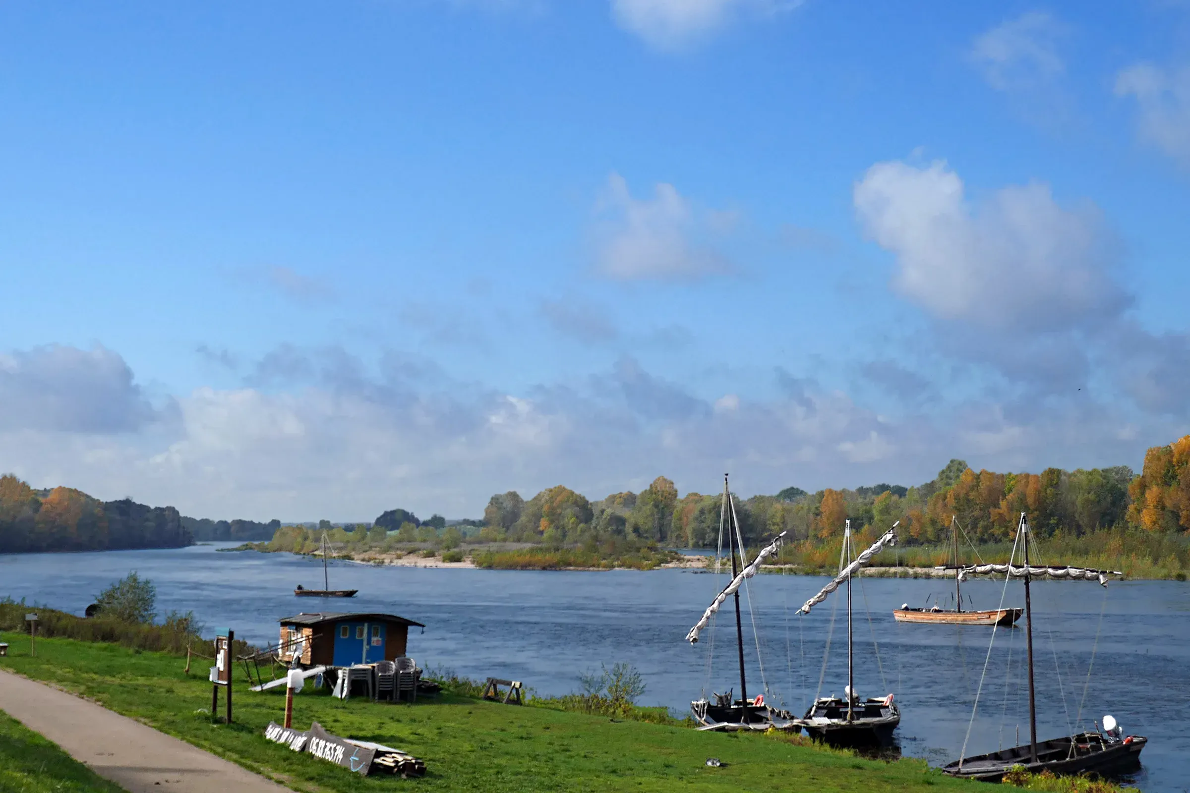 Toues et bateaux traditionnels amarrés sur la Loire à Chaumont-sur-Loire, en automne