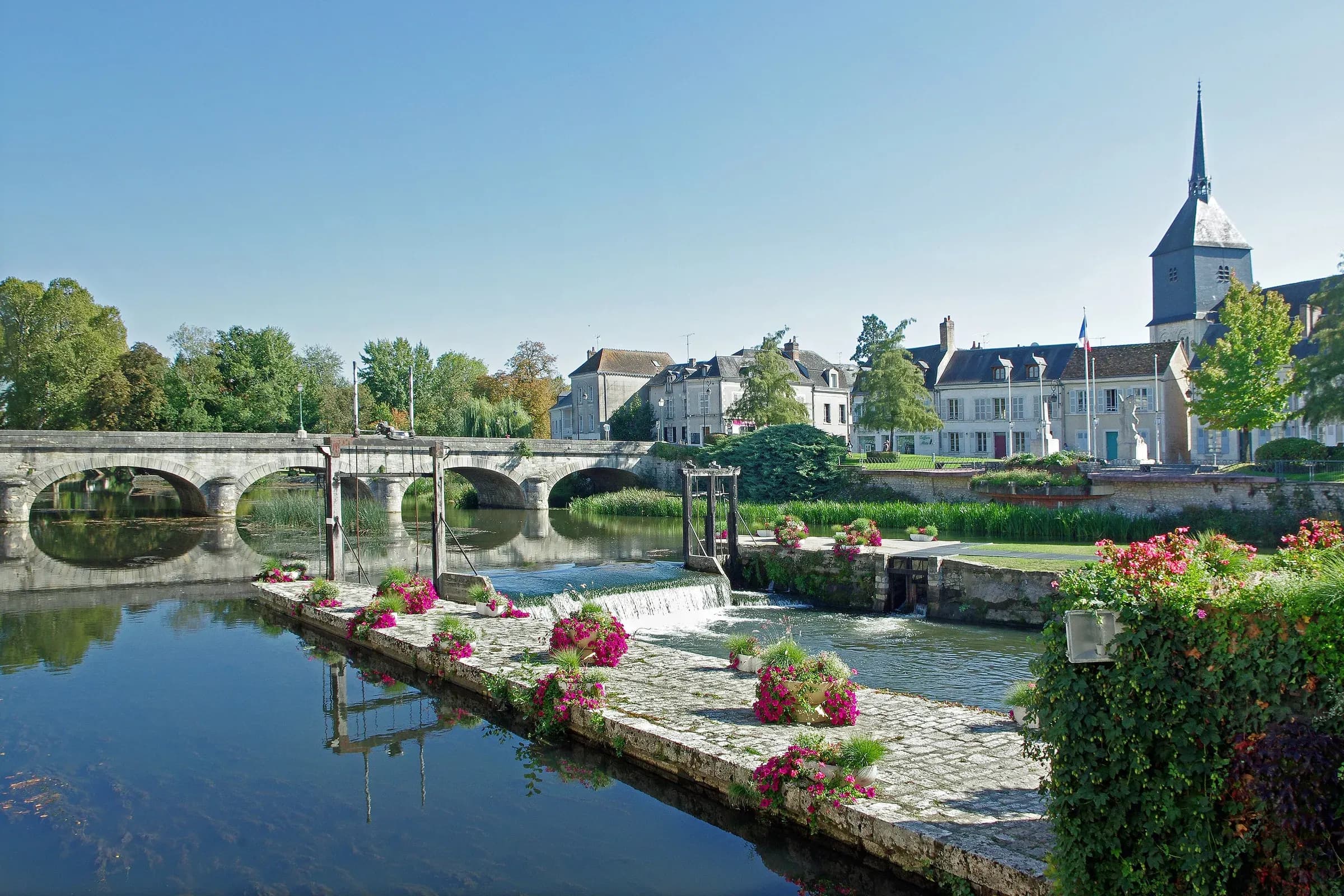 Clocher et façades de Romorantin-Lanthenay au bord de la Sauldre, fleurie en été