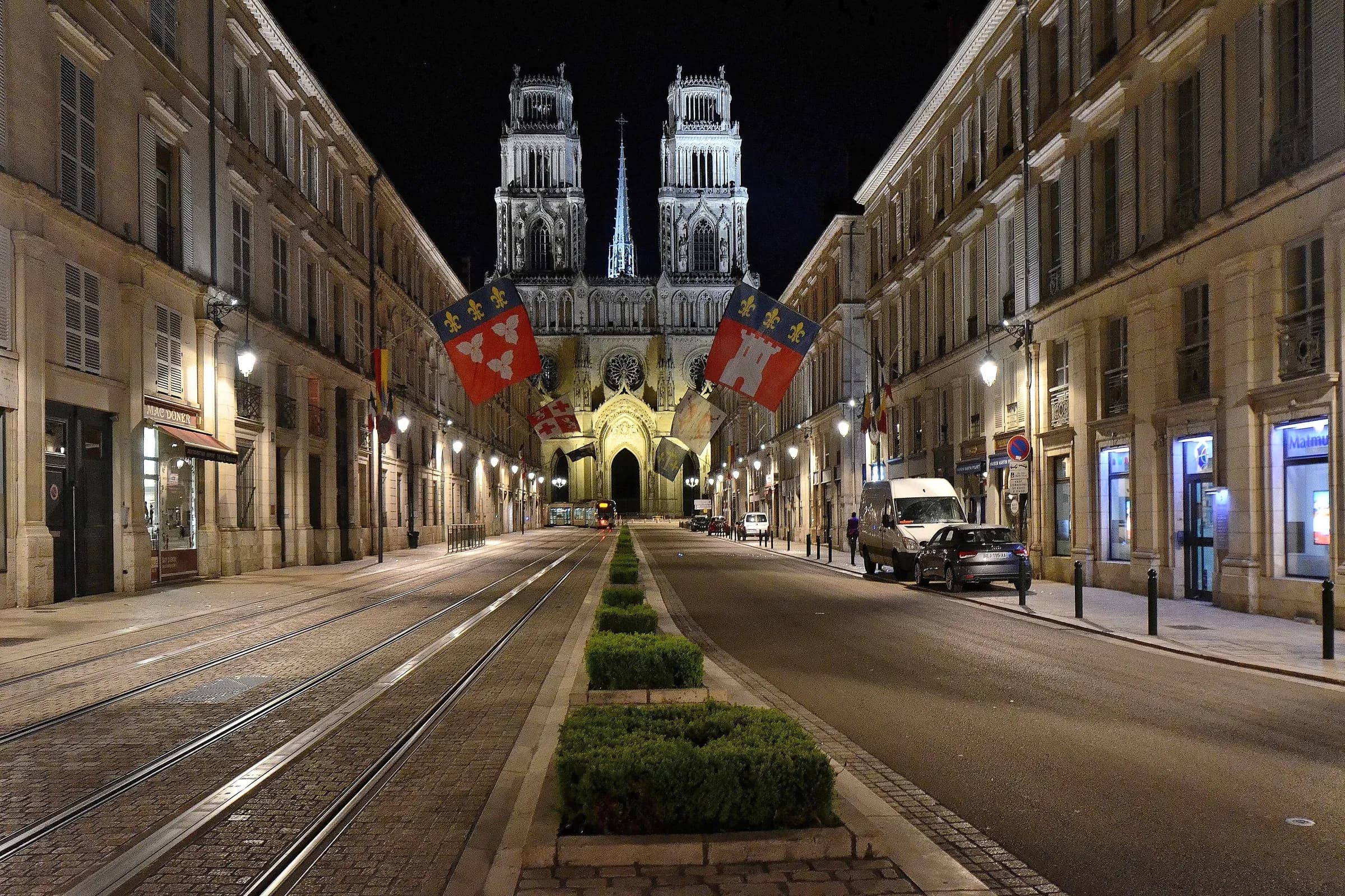 Rue Jeanne-d'Arc et cathédrale Sainte-Croix d'Orléans illuminées de nuit