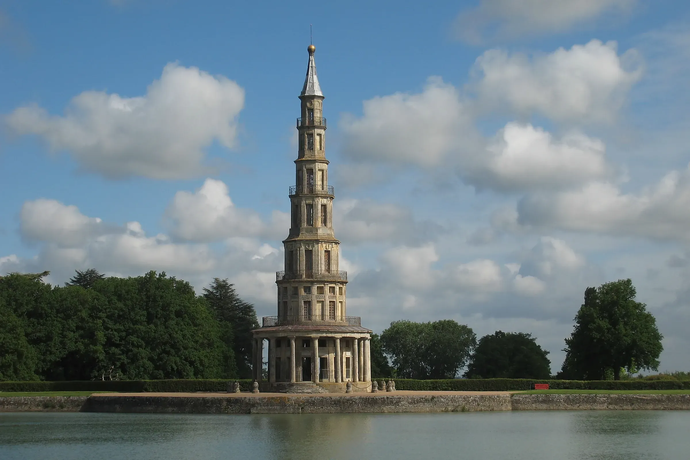 Pagode de Chanteloup à Amboise dressée au bord de sa pièce d'eau, sous un ciel de nuages