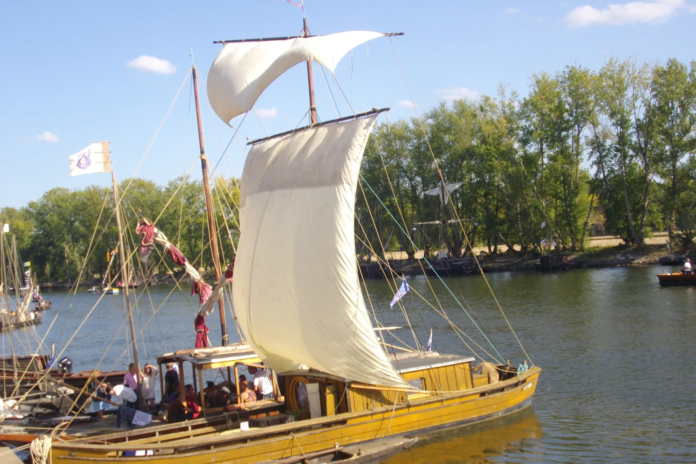 Bateau traditionnel de Loire sous voile blanche à Orléans, pendant le Festival de Loire