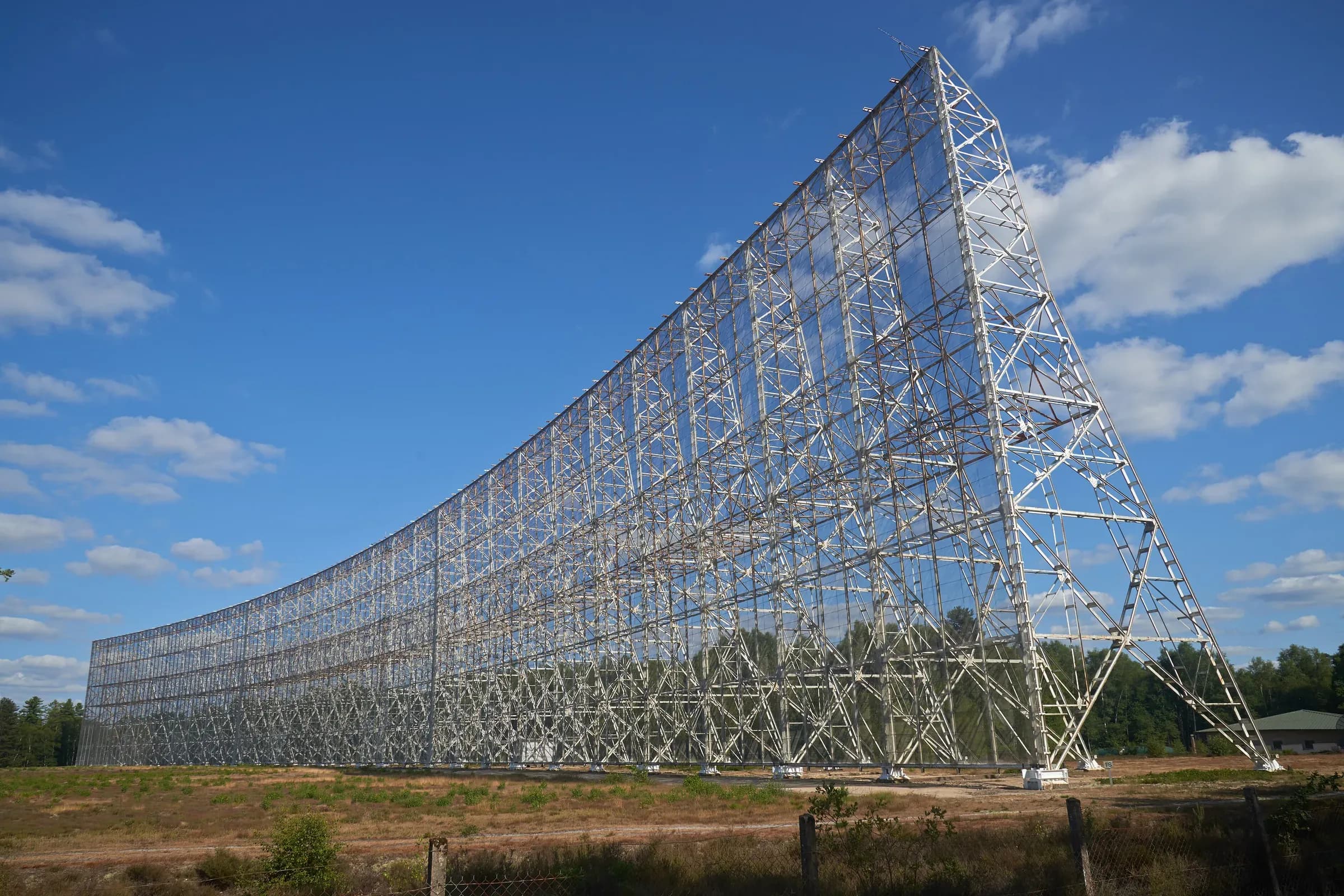 Grand radiotélescope de Nançay, son immense miroir à treillis dressé sur le ciel bleu de Sologne