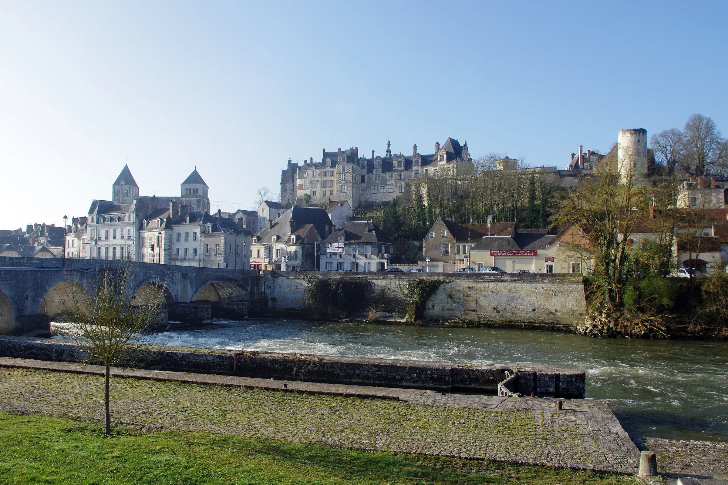 Saint-Aignan au bord du Cher : le pont, la collégiale et le château au-dessus des toits