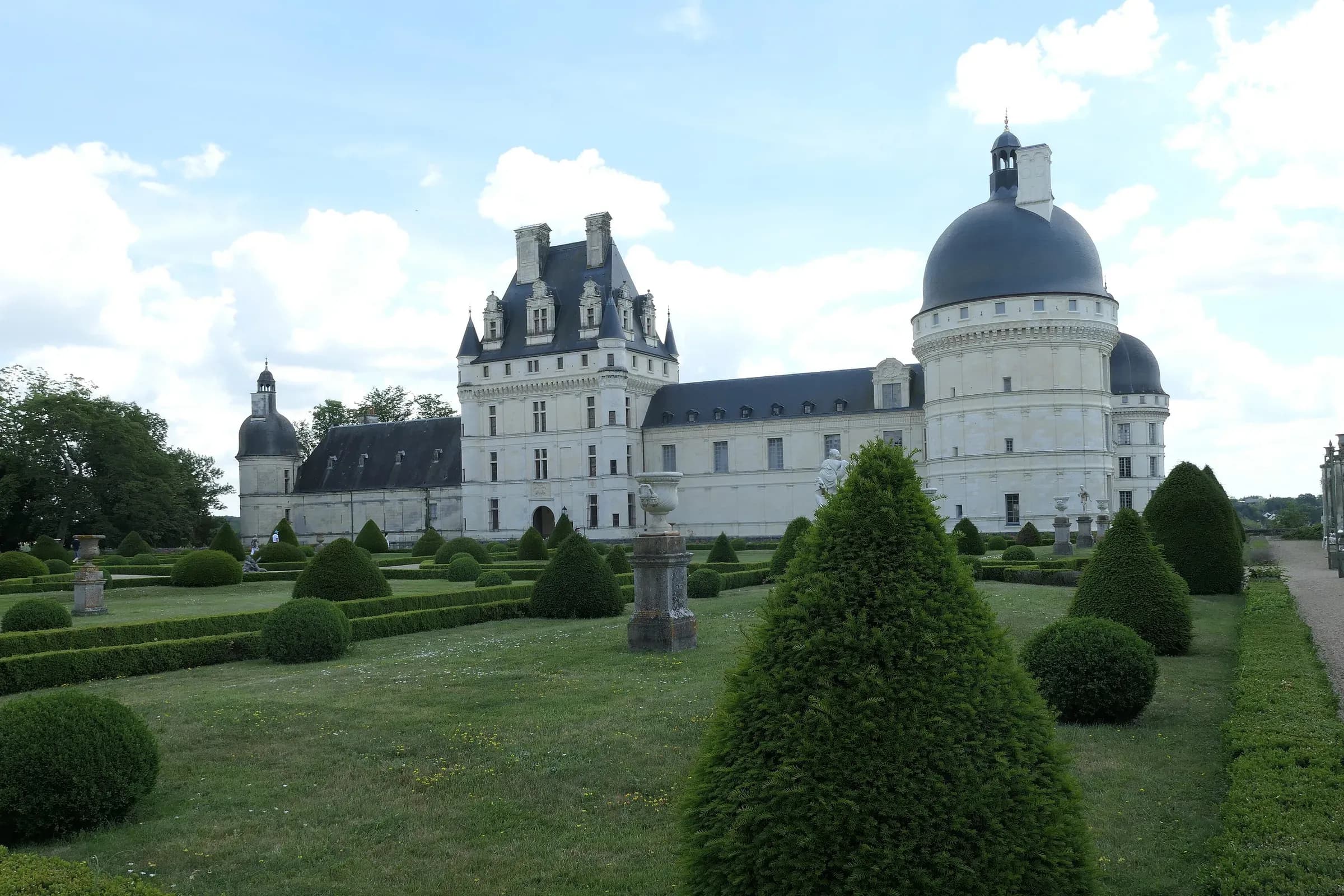 Château de Valençay, son donjon et sa tour à dôme, vus depuis les topiaires du jardin à la française