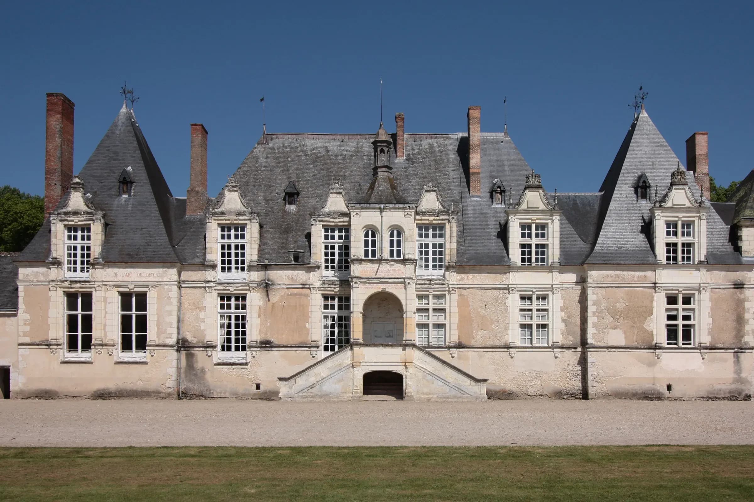 Façade Renaissance du château de Villesavin, toits d'ardoise et lucarnes sculptées sous un ciel bleu